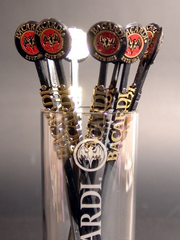 Bacardi stirrers Est1862 vleermuis rood logo ( 8 stuks, Verzenden, Nieuw, Gebruiksvoorwerp