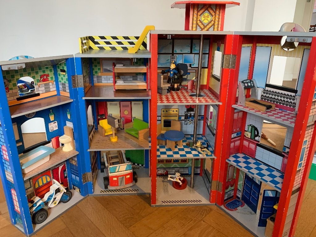 Children's dolls house/ poppenhuis fire station, Kinderen en Baby's, Speelgoed | Poppenhuizen, Ophalen, Gebruikt, Poppenhuis