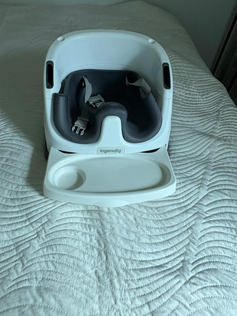 Ingenuity stoelverhoger met eetblad en gordel, Kinderen en Baby's, Kinderstoelen, Ophalen, Gebruikt, Overige typen, Aanschuifbaar