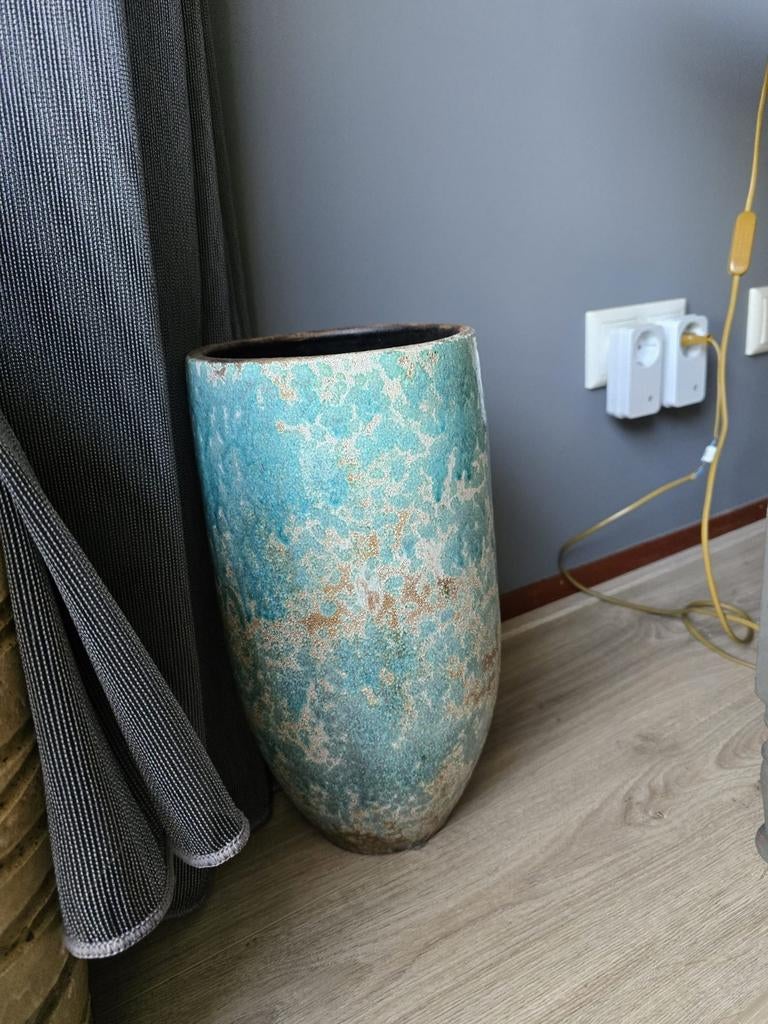 Aqua blauwe aardewerk vaas/pot. 35 cm hoog x 18 cm breed, Huis en Inrichting, Woonaccessoires | Vazen, Blauw, Aardewerk of Porselein