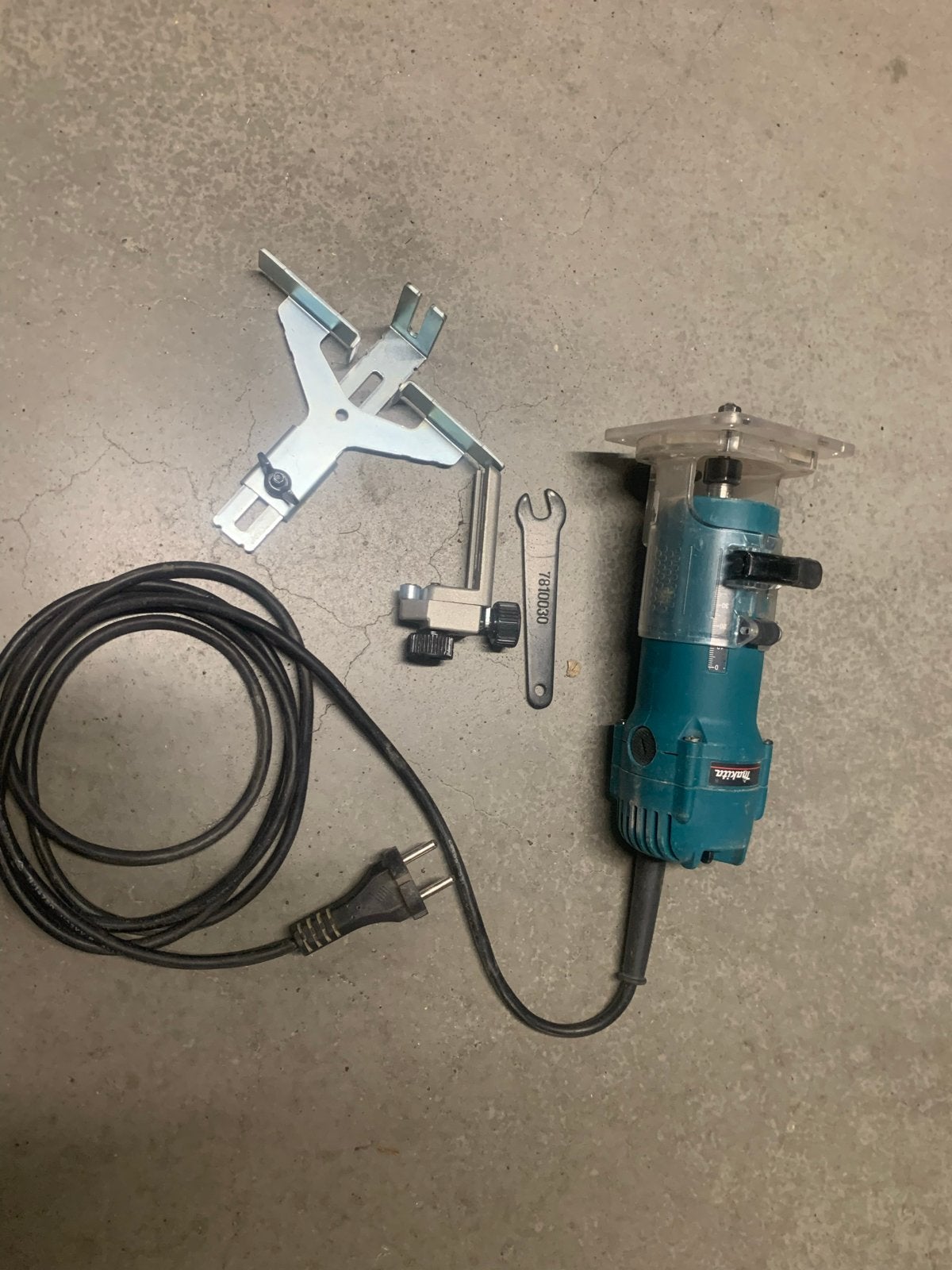 Makita 3707F Bovenfrees - Compact en Krachtig, Ophalen, Gebruikt, Elektrisch, Bovenfrees