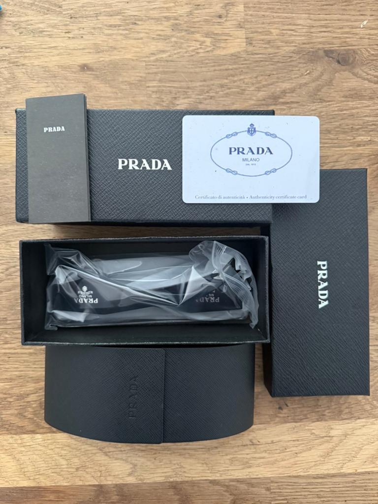 Prada zonnebril met doos en toebehoren, Zonnebril, Prada, Zwart, Ophalen of Verzenden