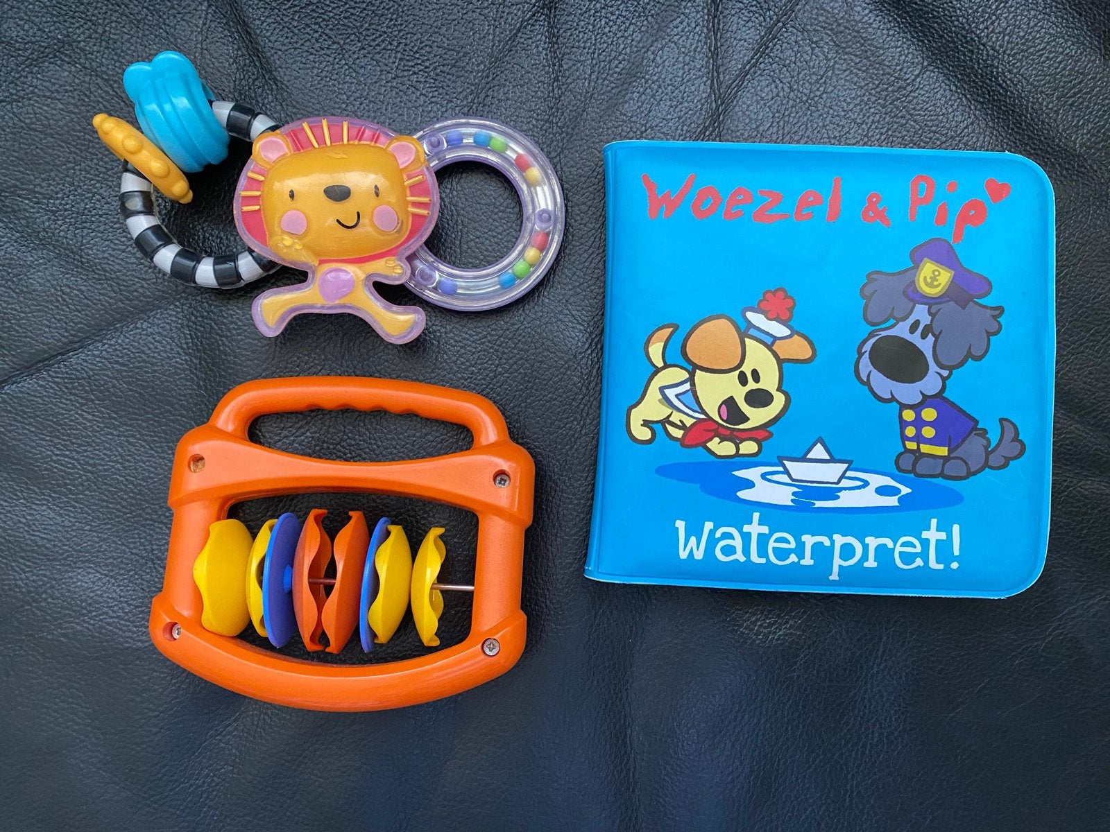 Baby speelgoed set: rammelaars en Woezel & Pip boekje, Ophalen of Verzenden, Zo goed als nieuw, Rammelaar, Met geluid