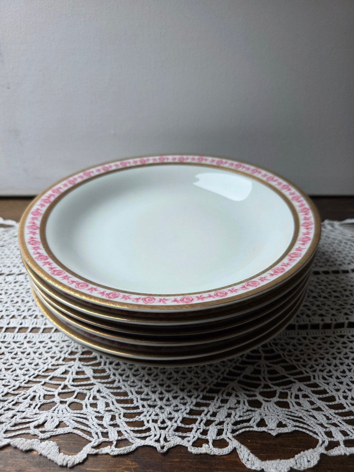 Vintage borden met rozen patroon en dik gouden rand, Ophalen of Verzenden, Zo goed als nieuw, Bord(en), Overige stijlen