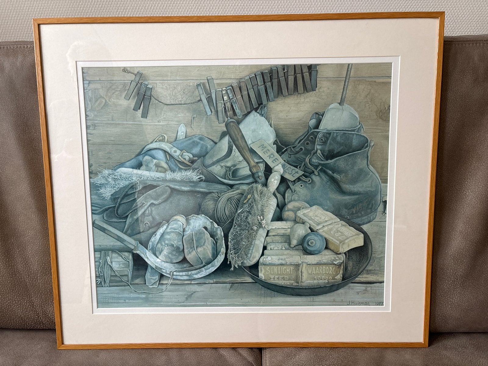 J. Huisman - Stilleven met alledaagse voorwerpen, Antiek en Kunst, Ophalen, Gedateerd, Realistisch, Overige technieken