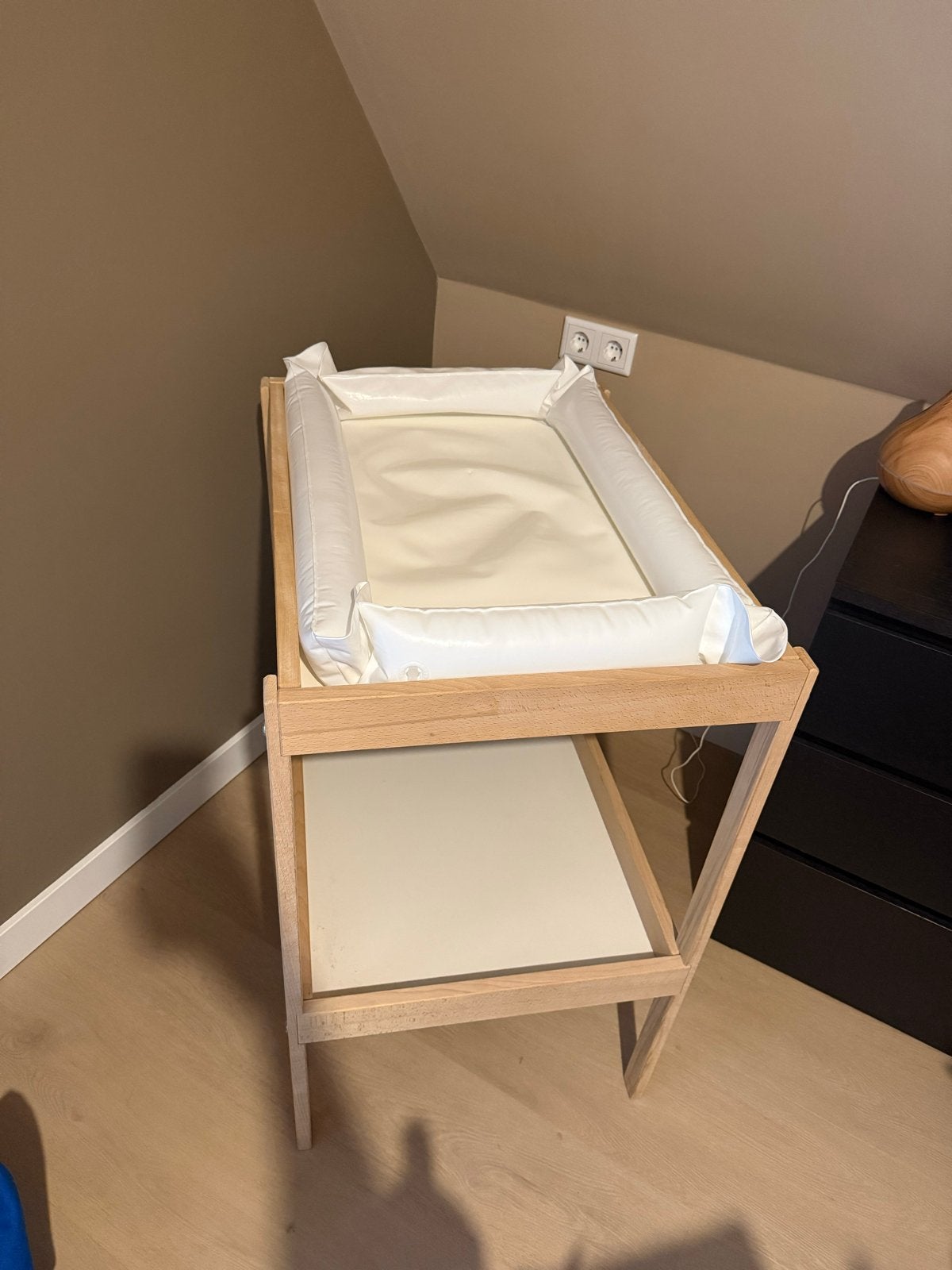 Houten baby aankleedtafel met aankleedkussen, Aankleedkussen, Zo goed als nieuw, Standaard, Ophalen