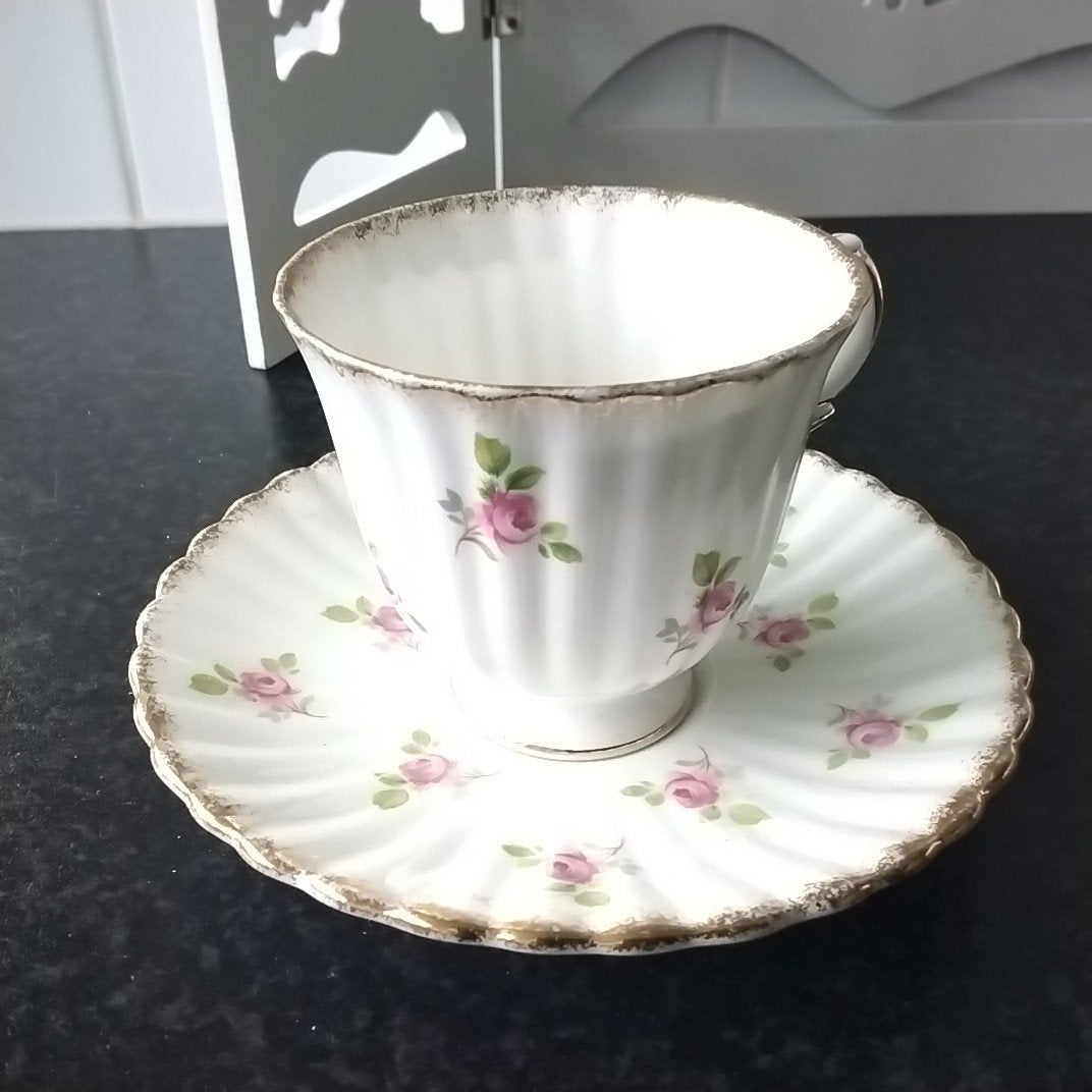 royal stafford  kop en schotel " rosebud", Ophalen of Verzenden, Zo goed als nieuw, Overige stijlen, Kop(pen) en/of Schotel(s)