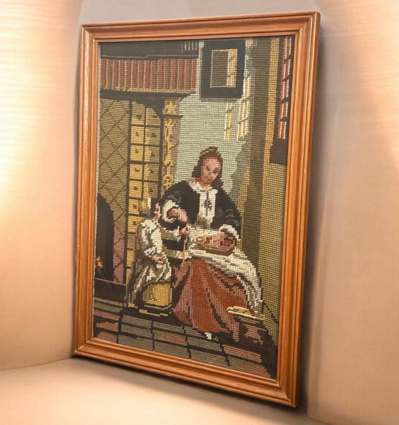 Vintage Borduurwerk: Vrouw met Kind in Interieur, Doek, Portret of Personen, Overige technieken, Ophalen of Verzenden
