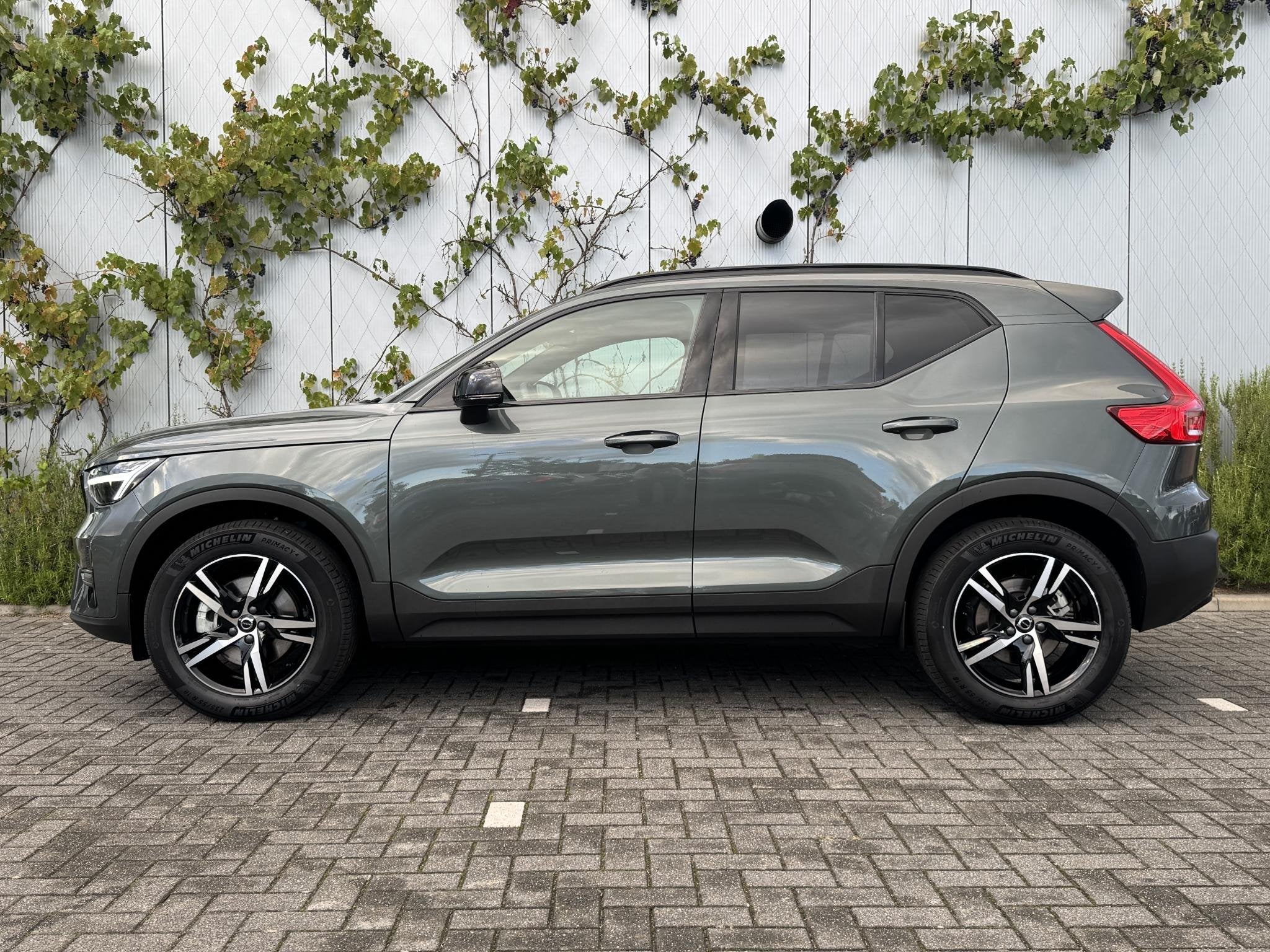 Volvo XC40 2.0 B4 Plus Dark | Trekhaak | Harman Kardon Audio, Auto's, Gebruikt, Euro 6, 4 cilinders, Origineel Nederlands