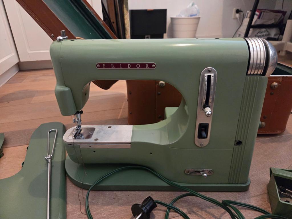 Oude naaimachine merk Fridor, Ophalen