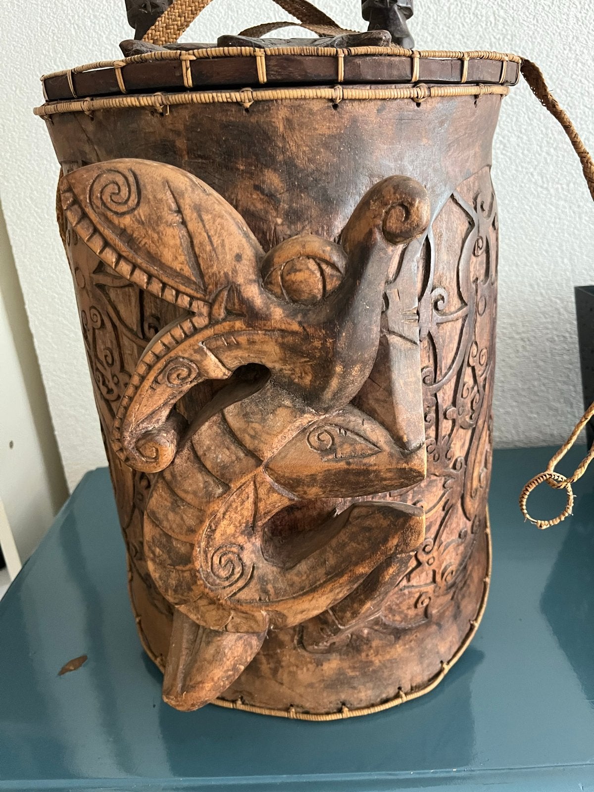 Handgesneden Dajak draagtas van hout uit Borneo, Antiek en Kunst, Hout, Bruin, Verzenden, Overige typen