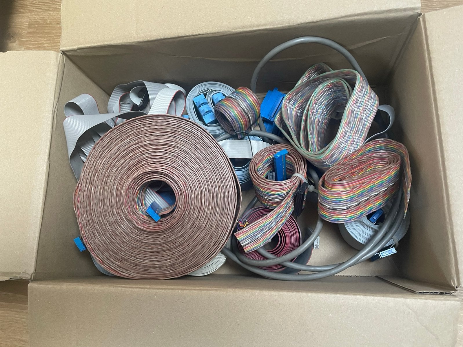 Verzameling vintage computer ribbon kabels, Ophalen