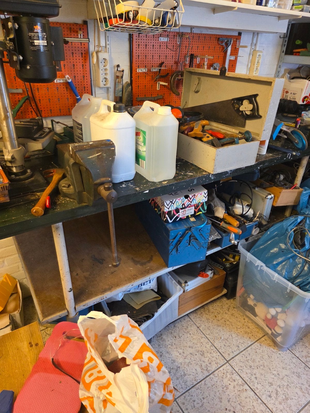Stevige werkbank met bankschroef - moet leeggehaald, Doe-het-zelf en Verbouw, Werkbanken, Ophalen, Gebruikt, 170 cm of meer, Bankschroef
