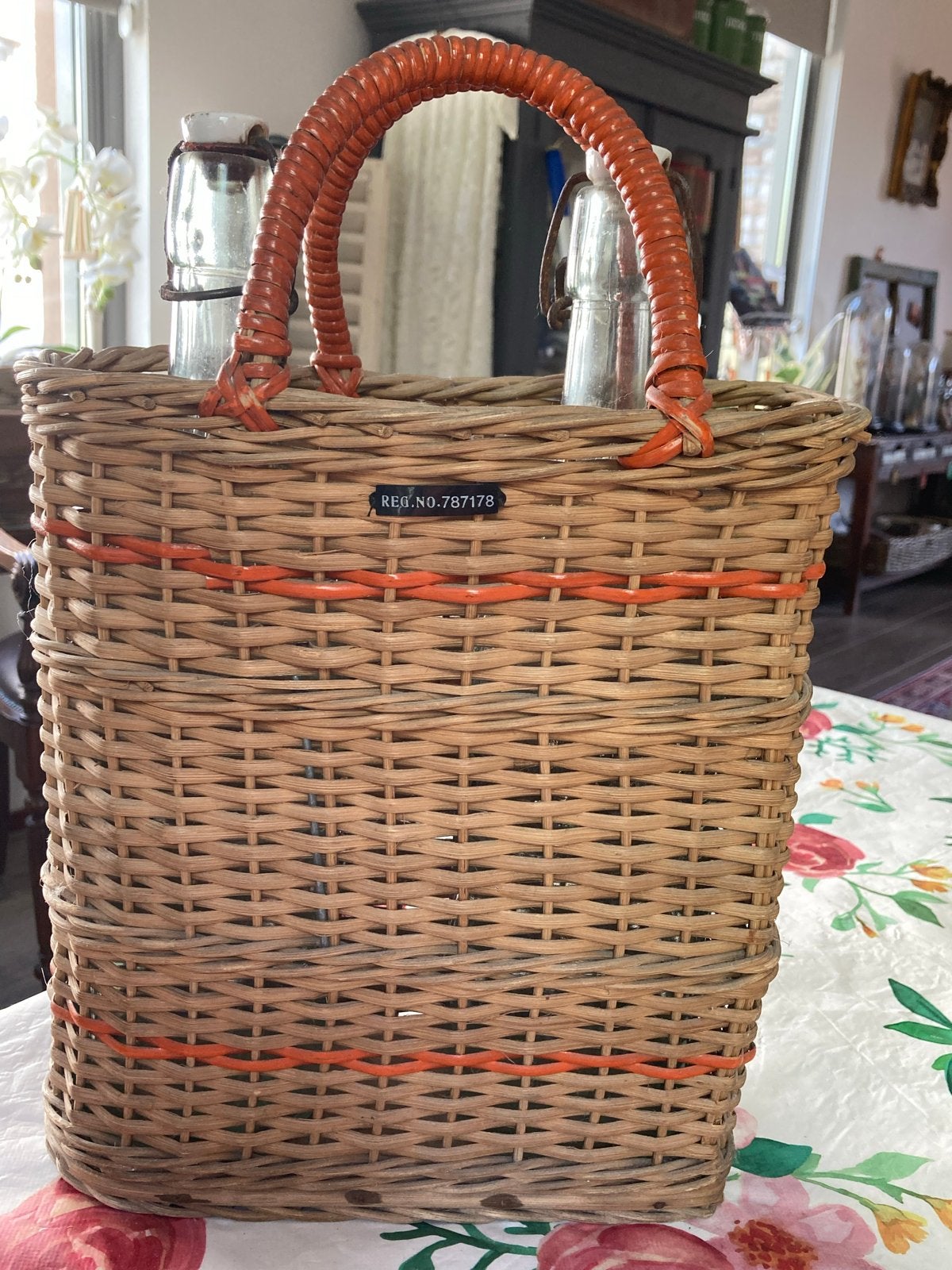 Vintage rieten flessendrager met 2 flessen, Ophalen of Verzenden