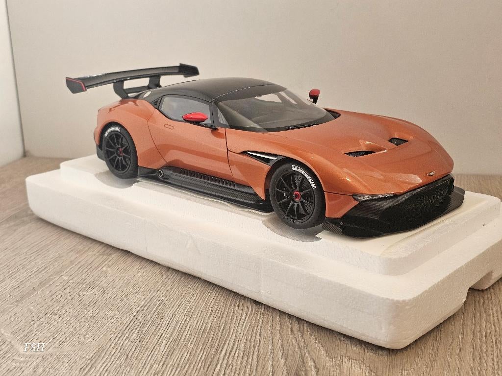 Aston Martin Vulcan, Madagascar Orange, AutoArt . **NIEUW**, Hobby en Vrije tijd, Modelauto's | 1:18, Ophalen of Verzenden, Nieuw