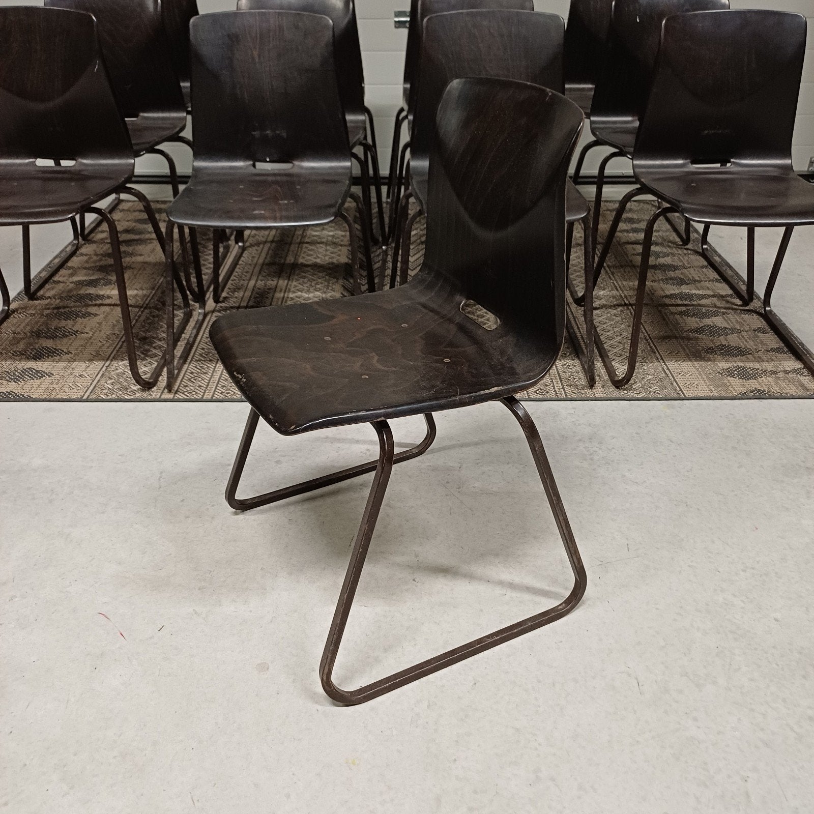13 x vintage design stoelen partij schoolstoelen, Ophalen, Gebruikt, Bruin, Vijf, Zes of meer stoelen