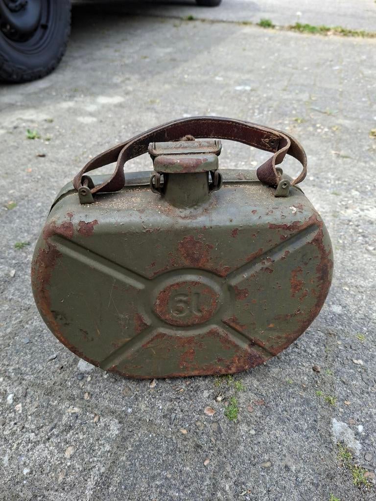 Sandrik 6 liter jerrycan voor vw reservewiel, Verzamelen, Militaria | Algemeen, Ophalen of Verzenden, Overige soorten, Overige gebieden