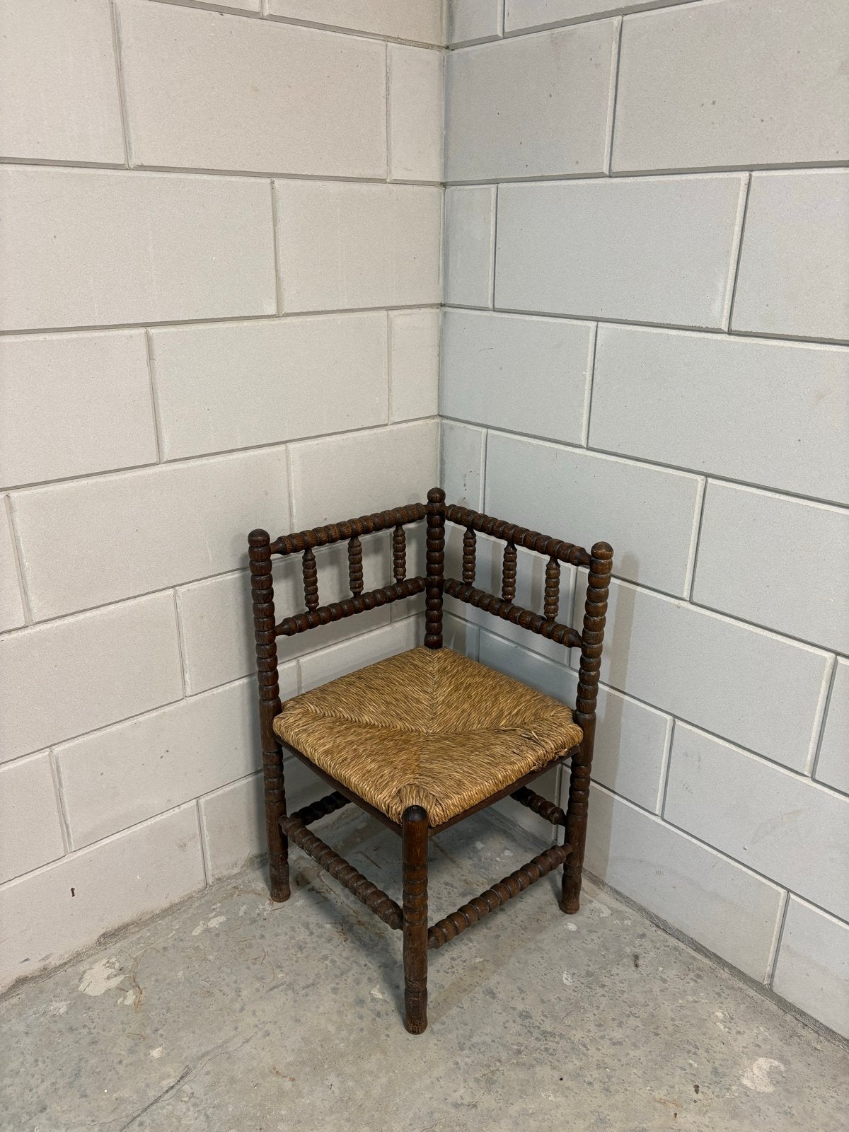 Antieke hoekstoel met bobbin-gedraaid hout en rieten zitting, Antiek en Kunst, Antiek | Meubels | Stoelen en Banken, Ophalen