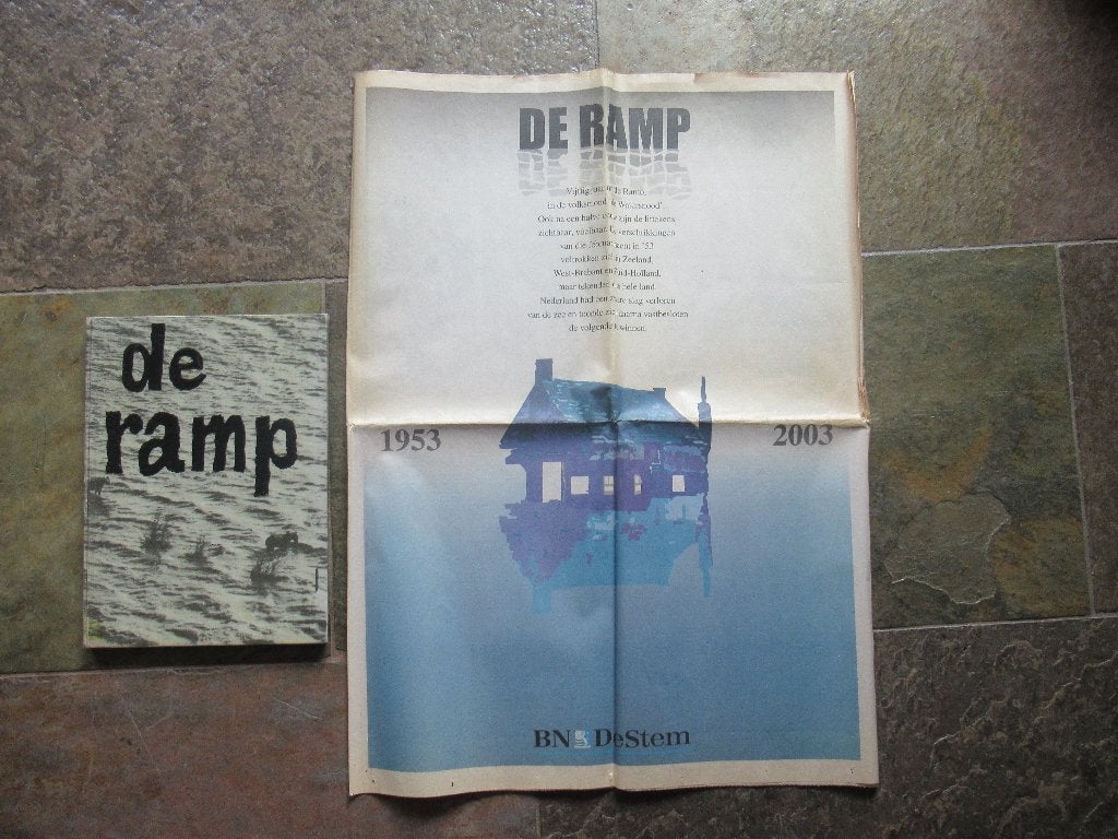WATERSNOODRAMP 1953 Nederland boek en documentatie € 10, Ophalen of Verzenden, 19e eeuw, Zo goed als nieuw