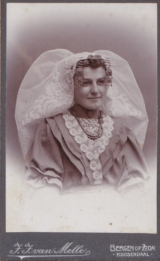 cdv klederdracht Bergen op Zoom ca 1900 van Melle, Verzamelen, Gebruikt, Foto, Klederdracht, Ophalen of Verzenden