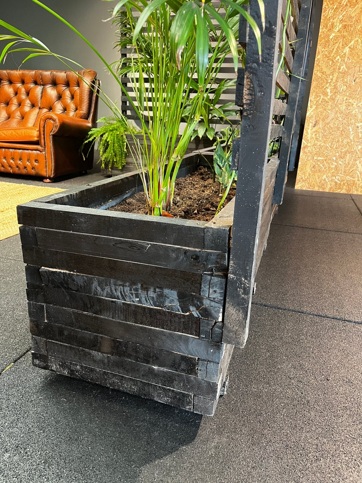 Mooie zwarthouten plantenbak met klimrek/roomdivider, Ophalen