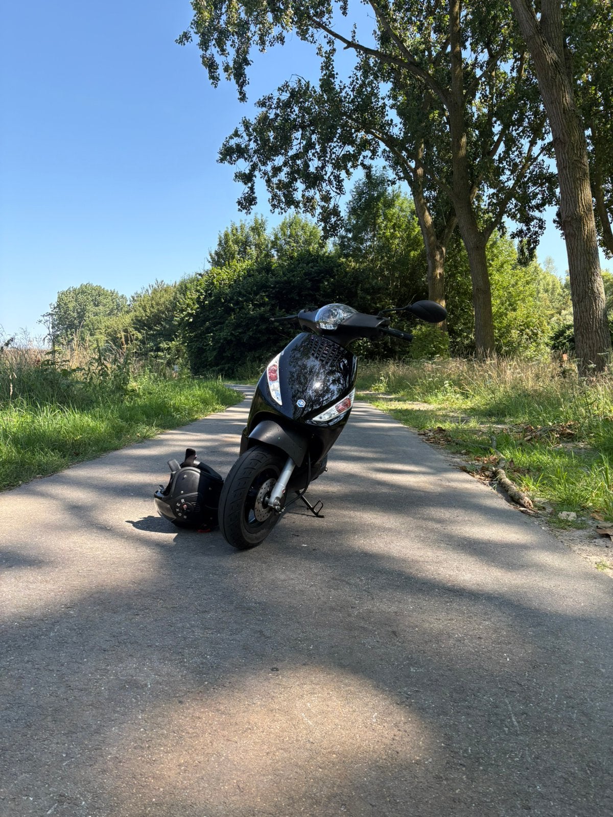 Piaggio Zip 2024 Glans Zwart – Eerste eigenaar – 6.000 km, Fietsen en Brommers, Scooters | Piaggio, Ophalen of Verzenden, Zo goed als nieuw