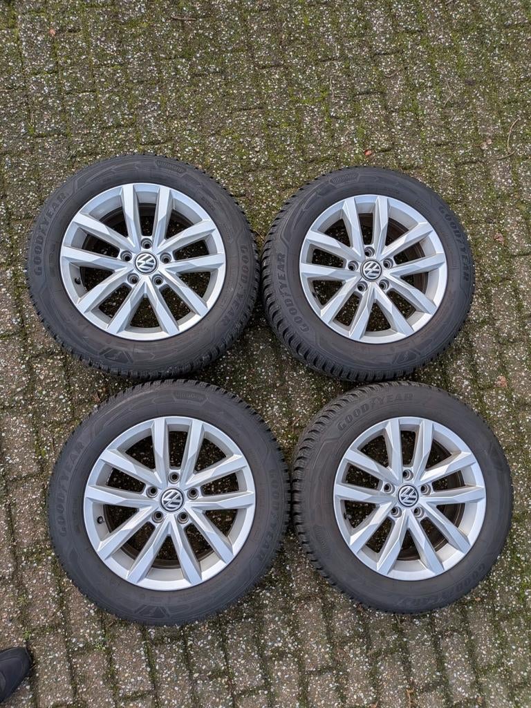 Winterwielen met winterbanden voor Volkswagen 205+R16 velgen, Auto diversen, Wieldoppen, Ophalen of Verzenden, Zo goed als nieuw