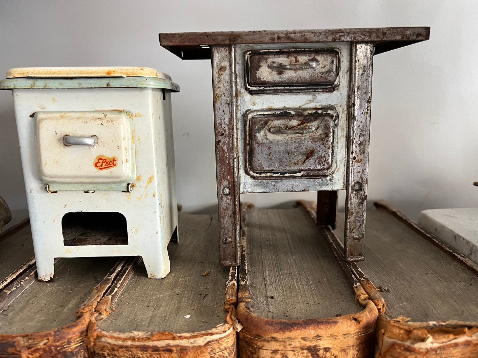 2x OUD SLEETS FORNUISJE, Ophalen of Verzenden, Gebruikt, Poppenhuis