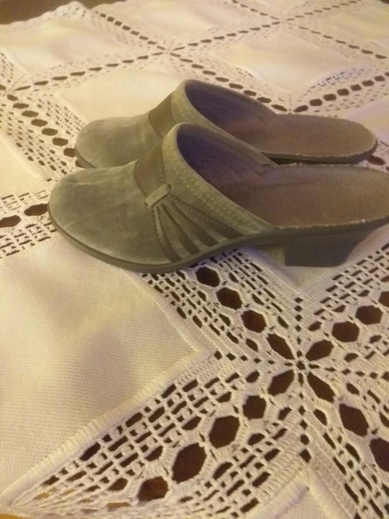 paar lichtgrijze dames instap sloffen uitgevoerd met hakje, Ophalen of Verzenden, Zo goed als nieuw, Pantoffels of Sloffen, Grijs