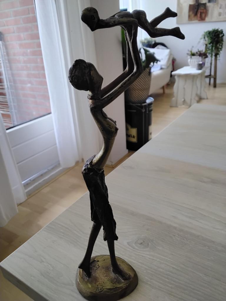 Bronzen beeld.moeder+ kind, Ophalen, Brons
