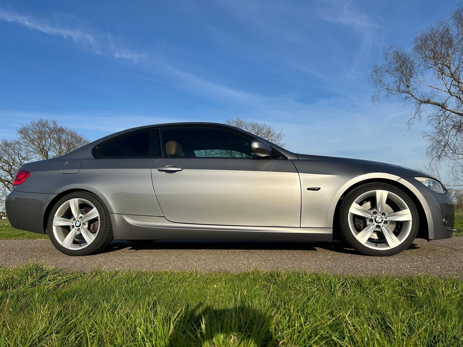 BMW 3-Serie 3.0 I 325 Coupe AUT 2011 Grijs, Auto's, Automaat, 745 kg, Achterwielaandrijving, 2996 cc