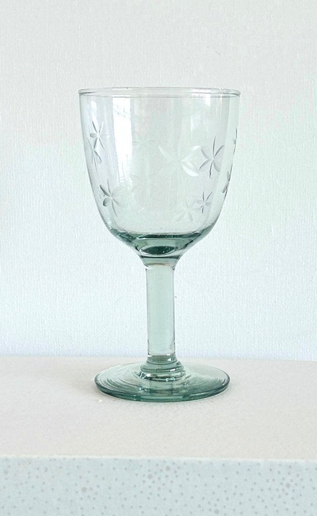 Klassiek landelijk wijnglas 13h met stergravering jaren '70, Antiek en Kunst, Ophalen