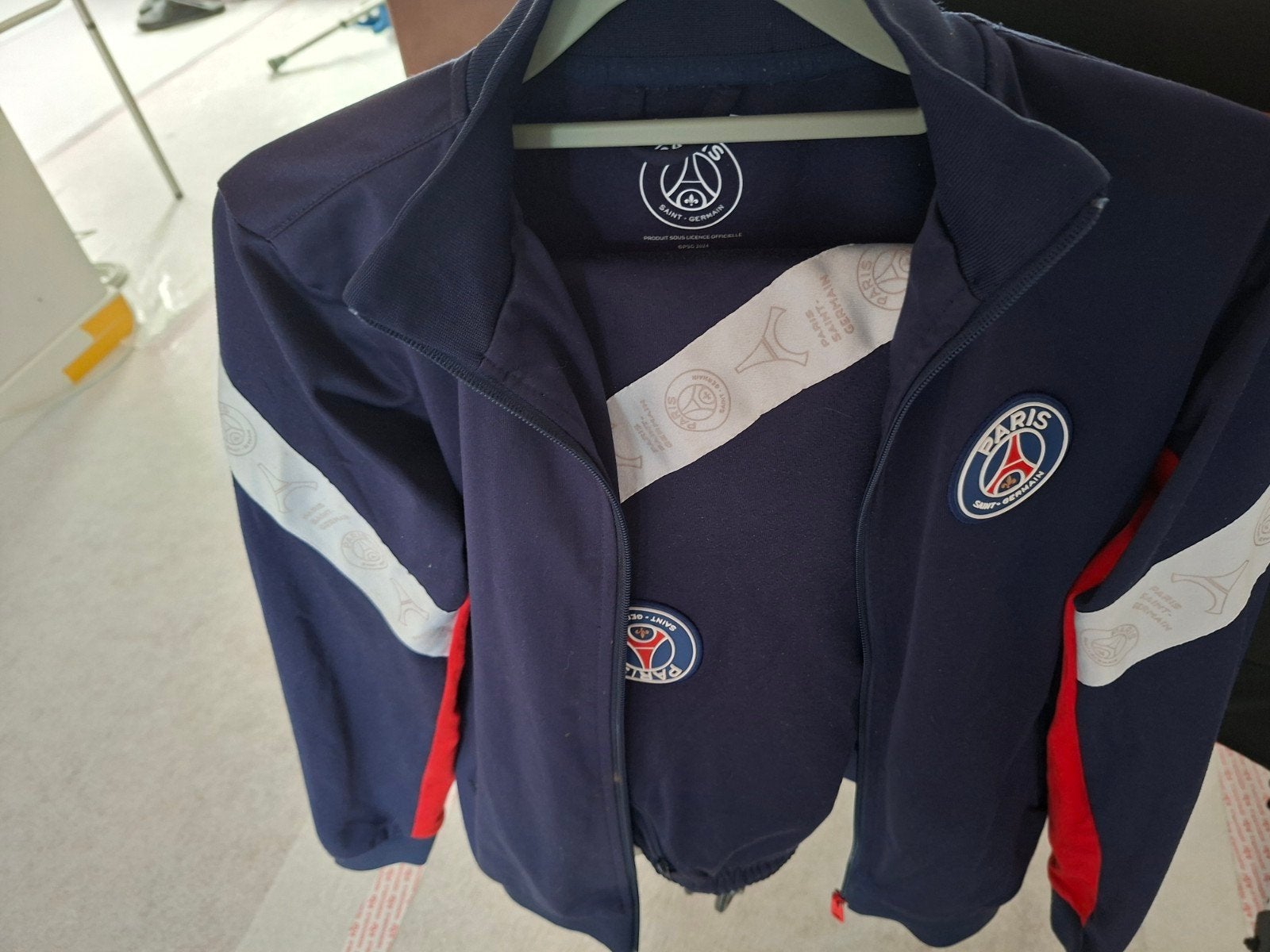 Supermooi trainingspak Paris Saint Germain maat 14, Ophalen of Verzenden, Zo goed als nieuw, Jongen of Meisje, Sport- of Zwemkleding