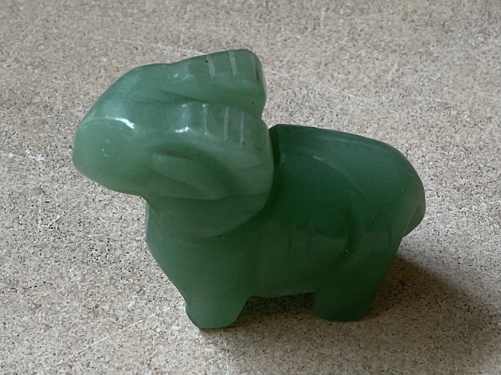 Miniatuur Chinees groen jade beeldje van os in prima staat, Verzenden, Overige materialen, Groen, China