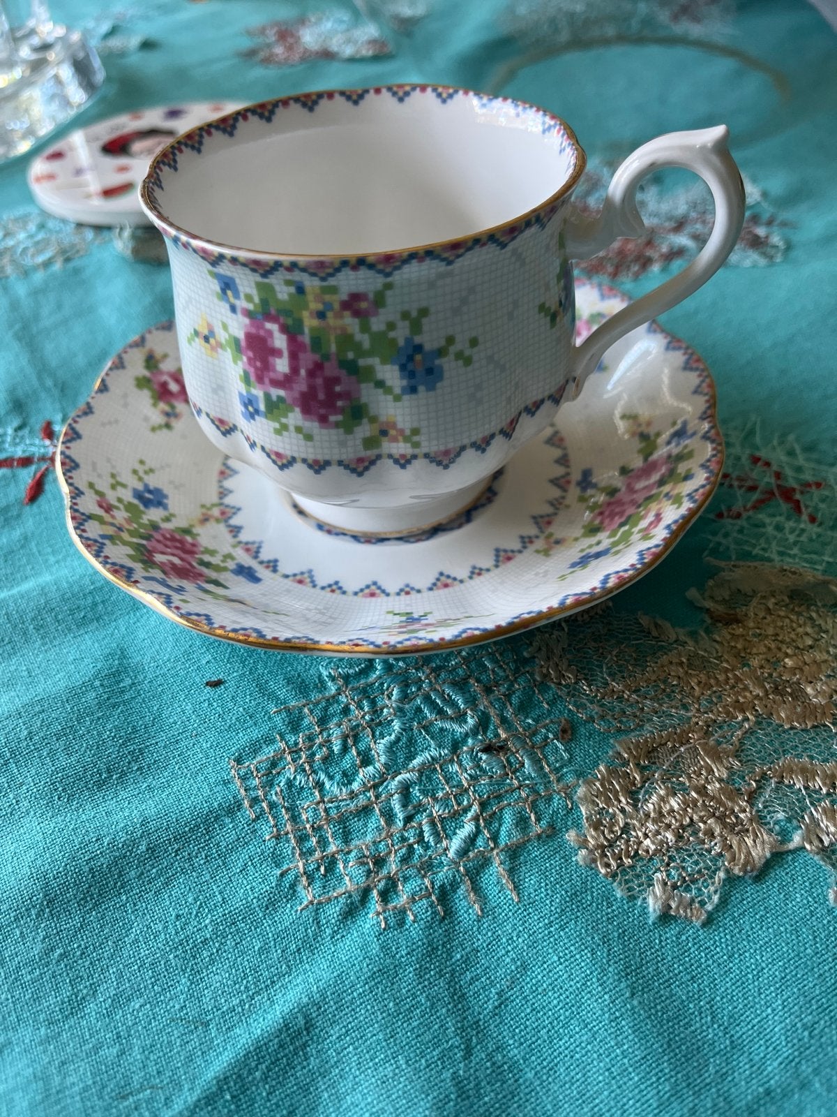 Royal Albert Bone China Thee Kop en Schotel - Borduurroos, Antiek en Kunst, Ophalen