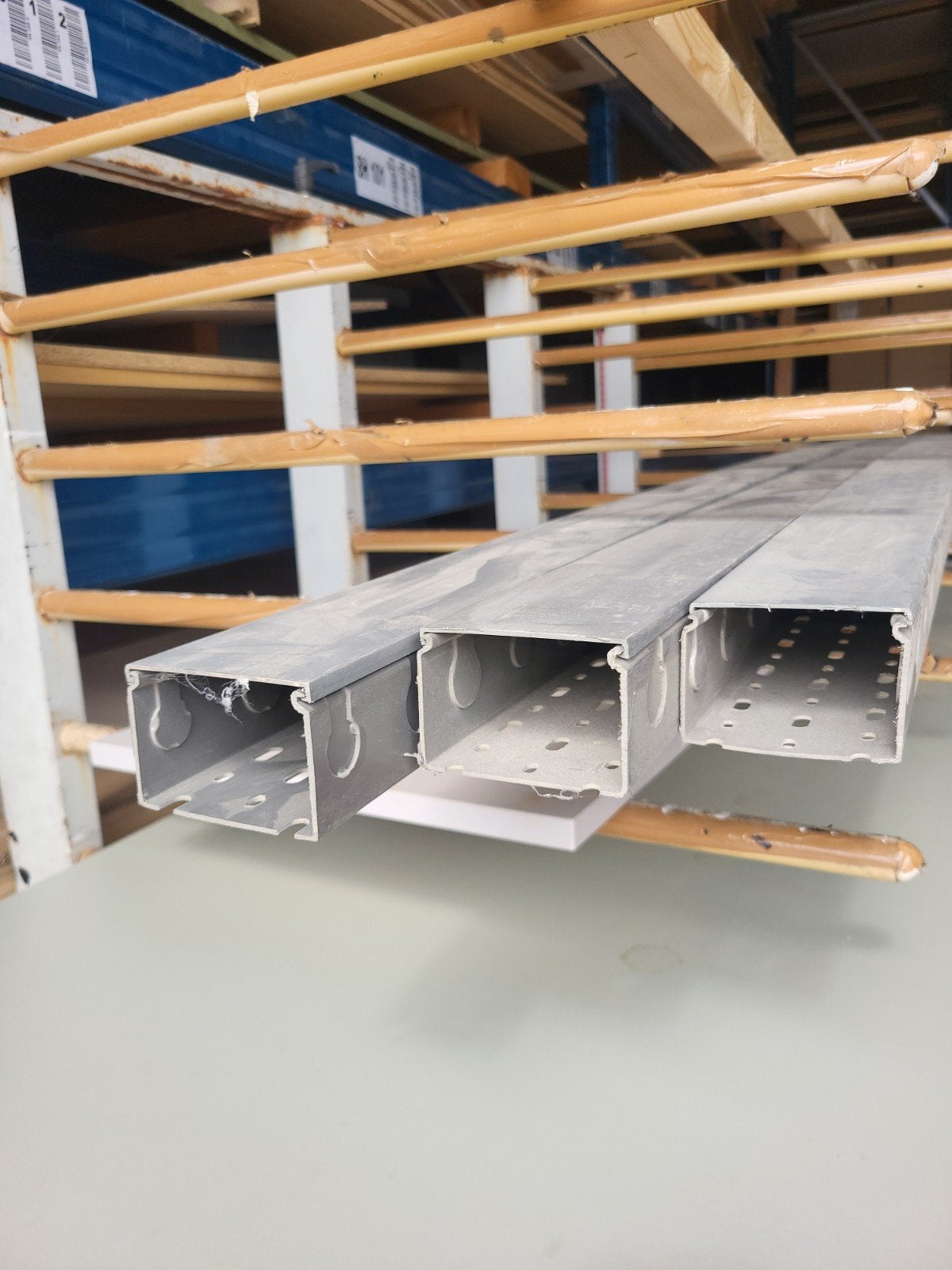 Nieuwe kunststof kabelgoot - 2 meter lang, Ophalen, Nieuw, Overige typen