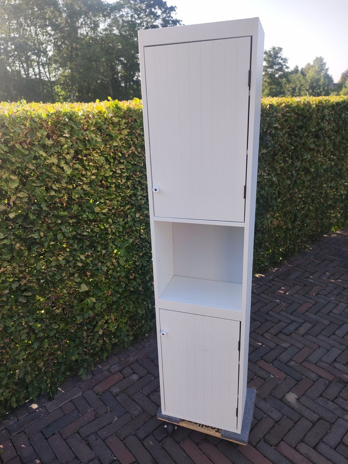 Witte smalle kast met open vak en deuren, Huis en Inrichting, Kasten | Overige, Ophalen, Gebruikt