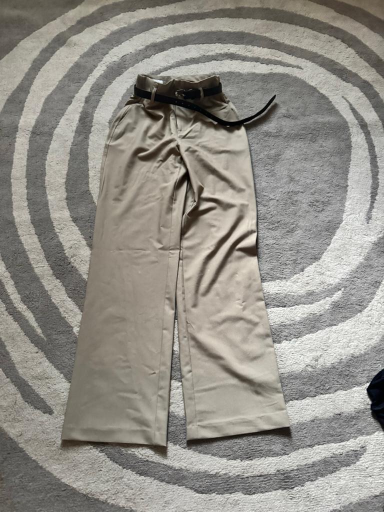 Stradivarius Klassieke Broek met Riem - Maat 34, Kleding | Dames, Broeken en Pantalons, Beige, Ophalen of Verzenden, Zo goed als nieuw