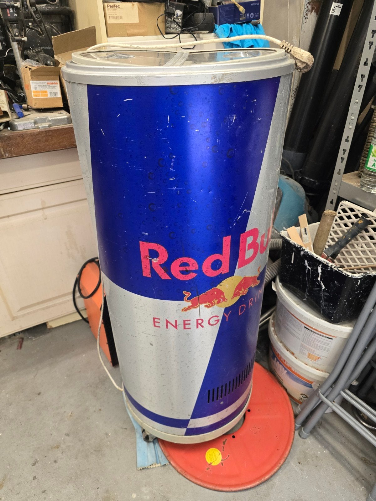 Red Bull koeler - koelt niet, wieltje afgebroken, Zonder vriesvak, Minder dan 45 cm, Minder dan 75 liter, Niet werkend