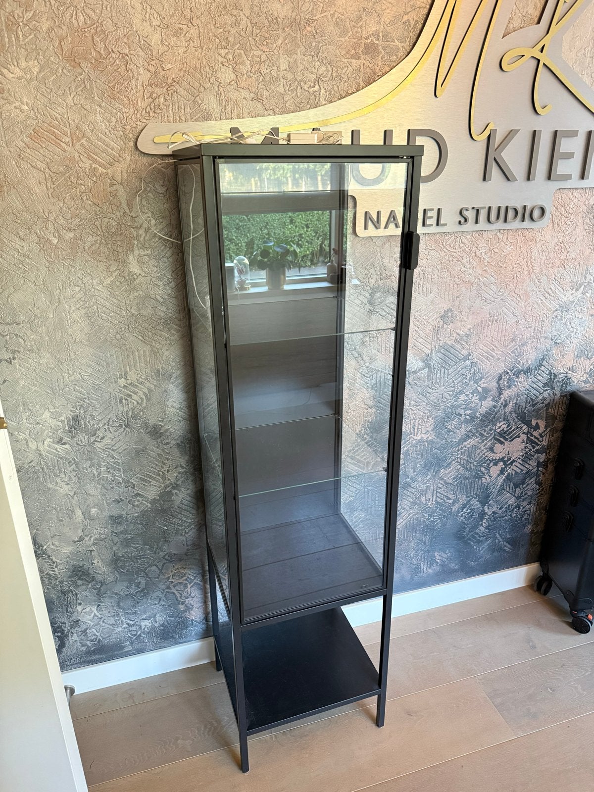 Zwarte vitrinekast met glazen planken, Minder dan 50 cm, Gebruikt, Ophalen of Verzenden, Minder dan 25 cm