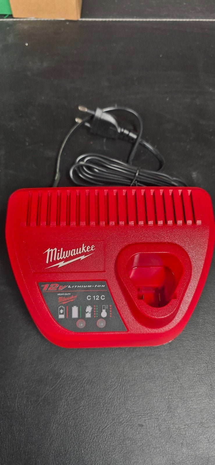 Milwaukee C12C 12V Li-Ion Acculader, Ophalen of Verzenden, Gebruikt, Minder dan 400 watt, Overige typen