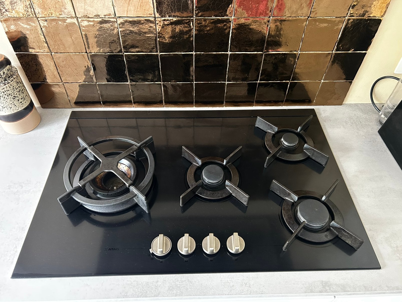 ATAG HG6492EBA gaskookplaat 60 cm – zwart glas, Witgoed en Apparatuur, Kookplaten, Ophalen, 4 kookzones, Zo goed als nieuw, Inbouw