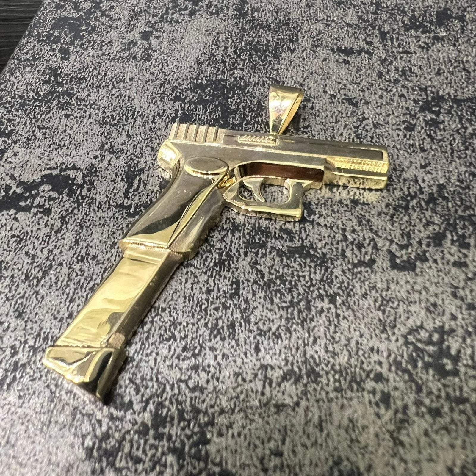 14 karaats gouden pistool hanger nieuw, Ophalen of Verzenden, Nieuw, Goud, Kruis of Symbool