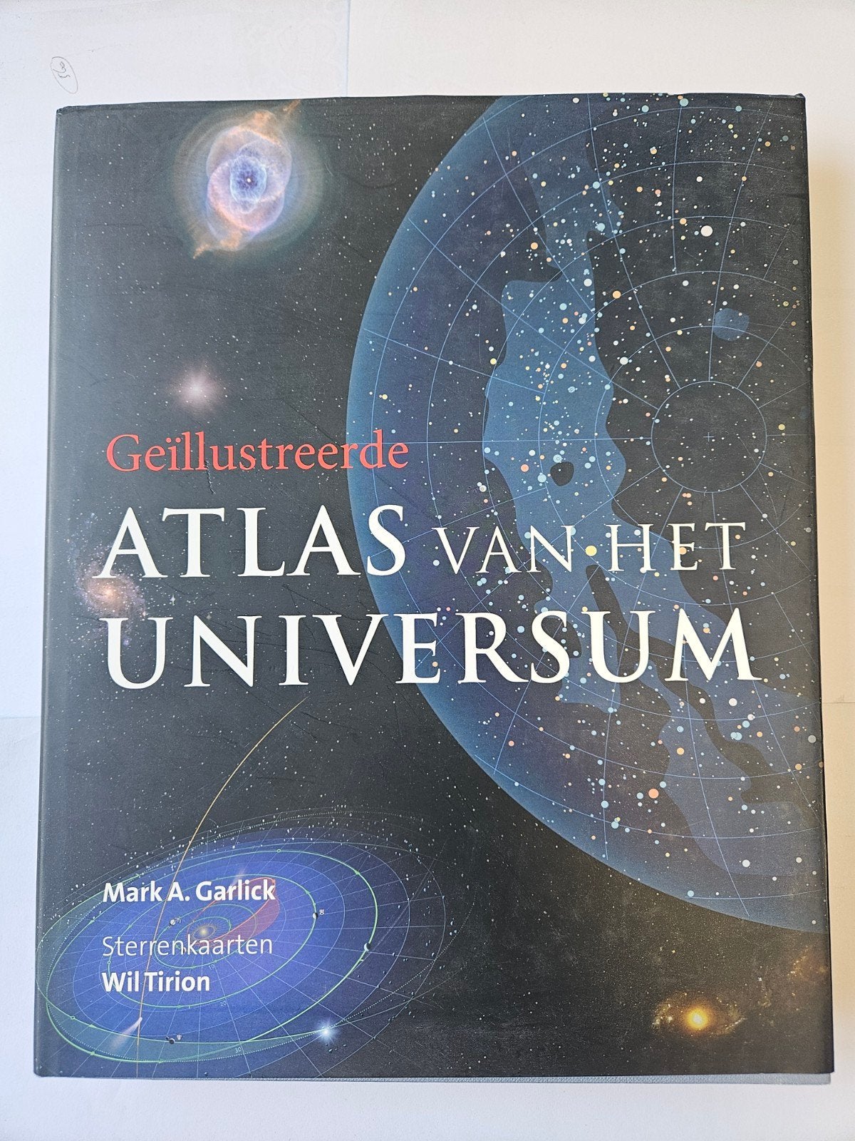 Geillustreerde Atlas Van Het Universum - Garlick, Boeken, Gelezen, Overige atlassen, Ophalen of Verzenden, 1800 tot 2000