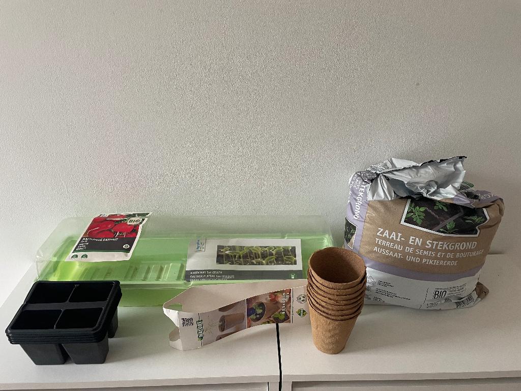 kweekset met aarde, zaadjes en bakjes, Ophalen of Verzenden, Zo goed als nieuw, Kweekbak
