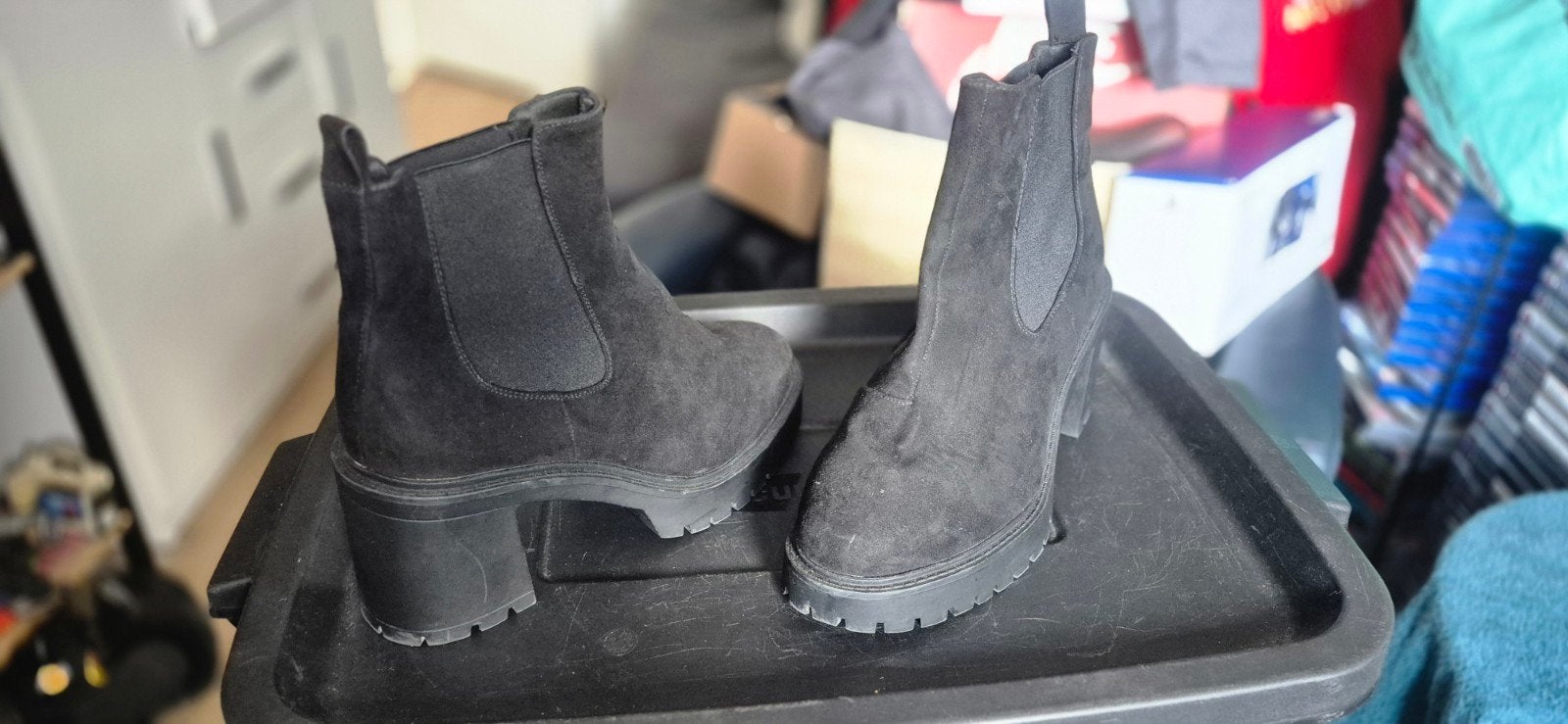 Zwarte suède enkellaarzen met hak, Kleding | Dames, Schoenen, Zwart, Onbekend., Lage of Enkellaarzen, Ophalen of Verzenden