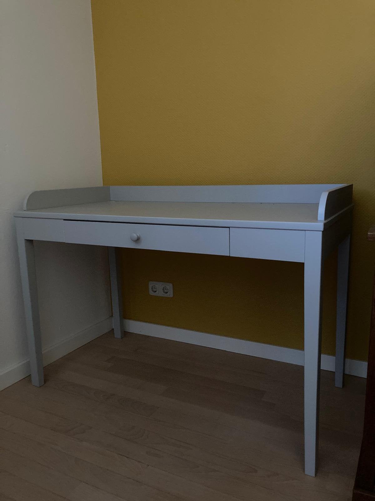 Lichtgrijs bureau Ikea Smyga zgan, Huis en Inrichting, Bureaus, Ophalen, Overige typen, Scandinavisch, Zo goed als nieuw