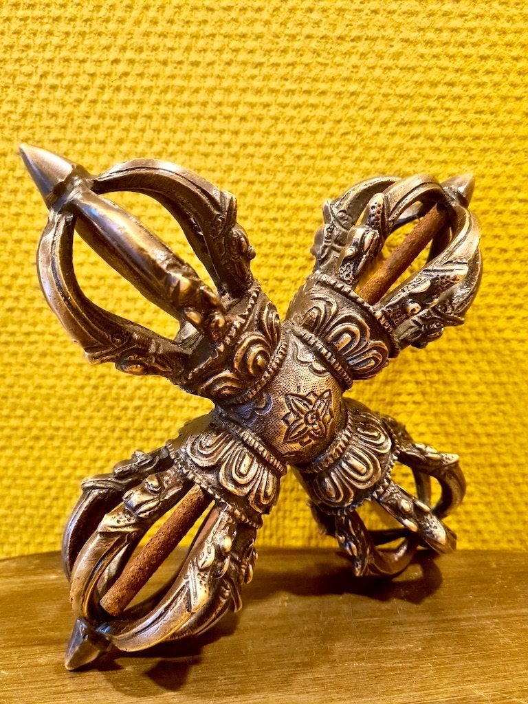 GROTE DUBBELE DORJE TIBET 24 CM, Ophalen of Verzenden, Gebruikt, Overige typen, Boeddhisme