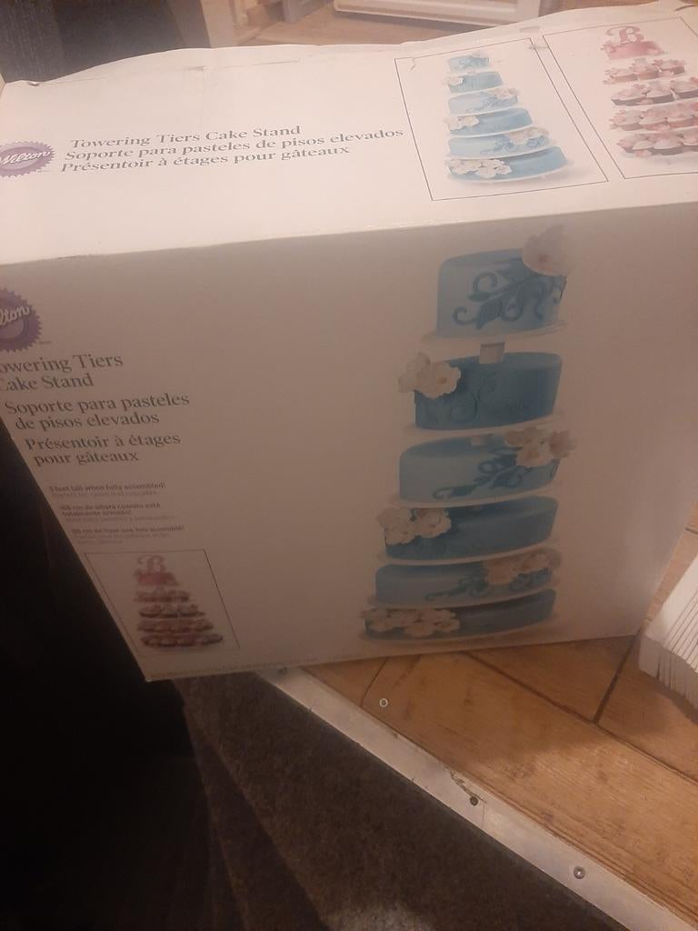 Wilton Towering Tiers Cake Stand - Taartstandaard, Ophalen of Verzenden, Zo goed als nieuw, Taarten of Cupcakes, Serveervorm