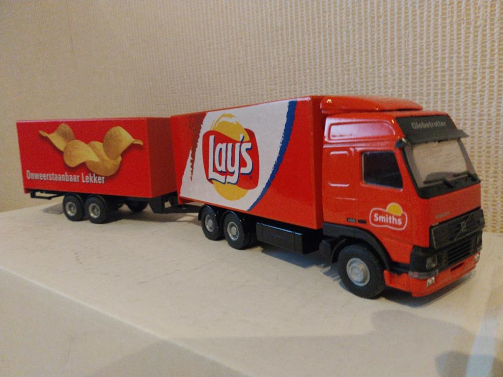 Lion Toys Volvo FH12 460 Globetrotter combi  Lay's / Smiths, Hobby en Vrije tijd, Modelauto's | 1:50, Ophalen of Verzenden, Zo goed als nieuw